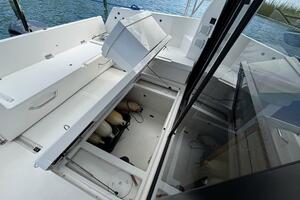 Jeanneau Knot Work'N - In Deck Storage