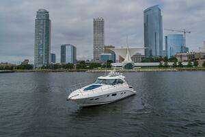  2009 Sea Ray 470 Sundancer Yacht For Sale in Milwaukee WI