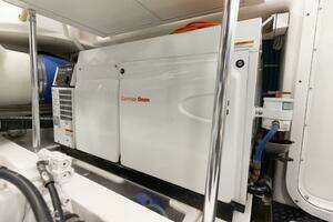 2012 Viking 76 Enclosed Flybridge thumbnail 53
