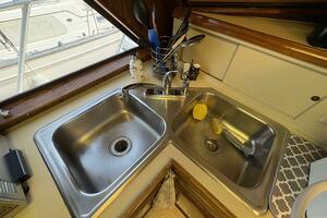1985 Hatteras 60 Enclosed Bridge