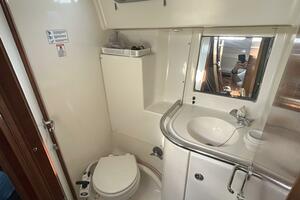 46' Beneteau aft head
