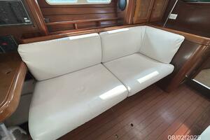 46' Beneteau salon port seating1
