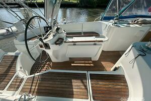 46' Beneteau cockpit port