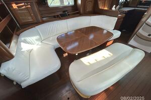 46' Beneteau salon starboard seating2