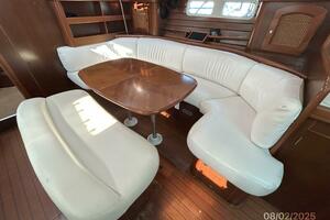 46' Beneteau salon starboard seating1
