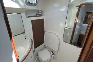 46' Beneteau forward head