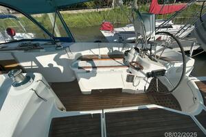 46' Beneteau cockpit starboard