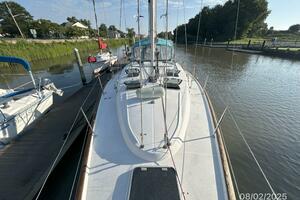 46' Beneteau foredeck aft