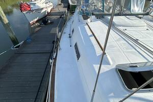 46' Beneteau starboard side deck2