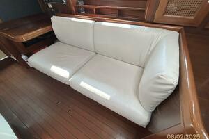 46' Beneteau salon port seating2