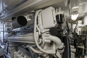 2007 68 Hatteras 68 Enclosed Bridge REFUGE Engine Room (2)