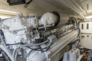 2007 68 Hatteras 68 Enclosed Bridge REFUGE Engine Room (4)
