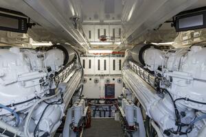 2007 68 Hatteras 68 Enclosed Bridge REFUGE Engine Room (11)
