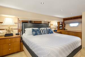 2007 68 Hatteras 68 Enclosed Bridge REFUGE Master Stateroom 