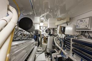 2007 68 Hatteras 68 Enclosed Bridge REFUGE Engine Room (7)