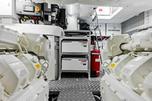 2024 Pershing 6X Engine Room