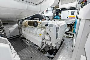 2024 Pershing 6X Engine Room