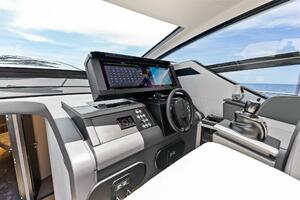 2024 Pershing 6X Helm