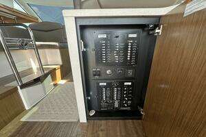 2016 Cruisers Yachts Cantius thumbnail 10