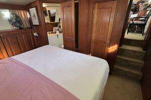 1988 Viking Motor Yacht thumbnail 23