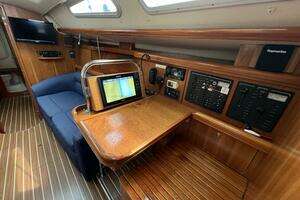 2004 Hunter 41 thumbnail 12