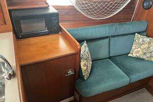 2001 Beneteau Oceanis 381 thumbnail 32