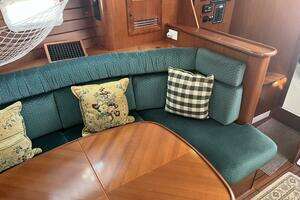 2001 Beneteau Oceanis 381 thumbnail 38