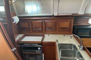 2001 Beneteau Oceanis 381 thumbnail 27