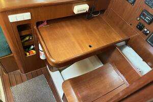 2001 Beneteau Oceanis 381 thumbnail 25