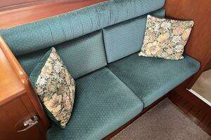 2001 Beneteau Oceanis 381 thumbnail 35
