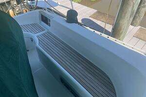 2001 Beneteau Oceanis 381 thumbnail 10