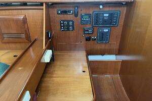 2001 Beneteau Oceanis 381 thumbnail 22