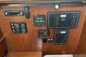 2001 Beneteau Oceanis 381 thumbnail 24