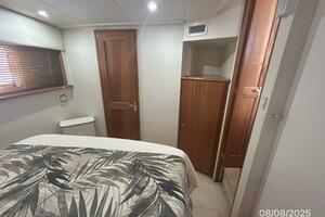 39' Silverton master stateroom port