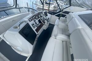 39' Silverton flybridge helm2