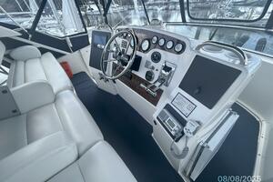 39' Silverton flybridge helm1