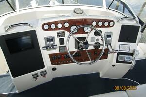 39' Silverton flybridge helm3