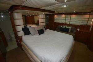 1998 Hatteras 74 Sportdeck thumbnail 9