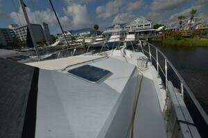 1998 Hatteras 74 Sportdeck thumbnail 2