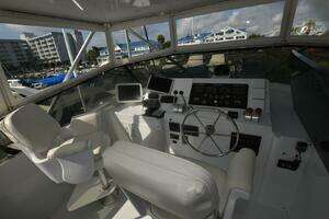 1998 Hatteras 74 Sportdeck thumbnail 5