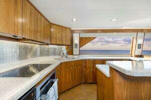 2016 Viking 92 Enclosed Bridge thumbnail 18