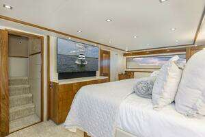 2016 Viking 92 Enclosed Bridge thumbnail 25