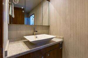 2016 Viking 92 Enclosed Bridge thumbnail 37