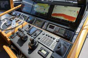 2016 Viking 92 Enclosed Bridge thumbnail 50