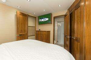 2016 Viking 92 Enclosed Bridge thumbnail 30