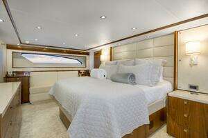 2016 Viking 92 Enclosed Bridge thumbnail 21