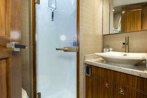 2016 Viking 92 Enclosed Bridge thumbnail 39