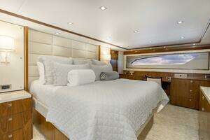 2016 Viking 92 Enclosed Bridge thumbnail 22