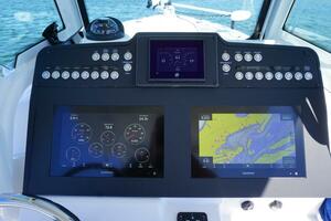 2022 25 Everglades 253cc Electronics (2)