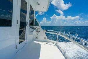 2005 Hatteras Enclosed Bridge thumbnail 9